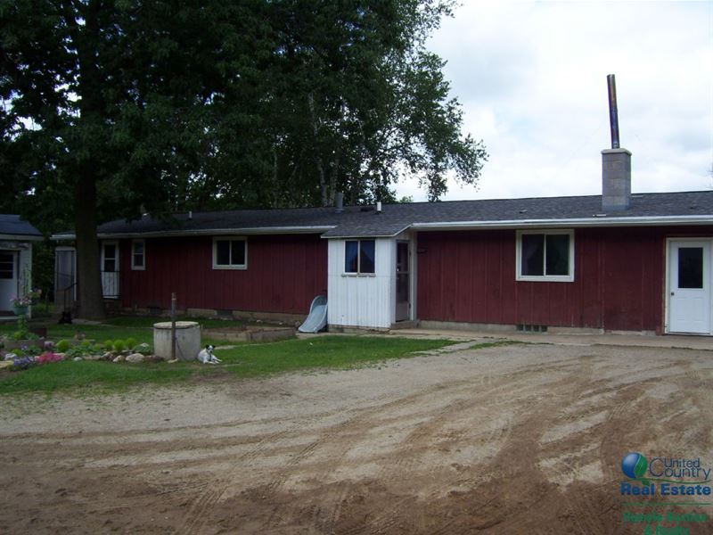 Country Home with A Pond : Dalton : Green Lake County : Wisconsin