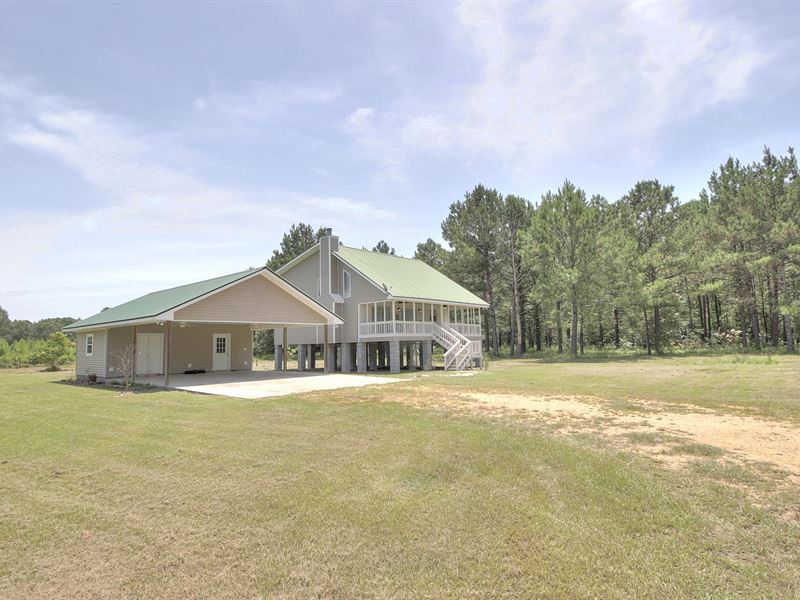 Stunning Home On 17 Acres : Columbia : Marion County : Mississippi