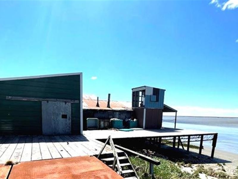 Pilot Point Lodge Fishing & Hunting : Pilot Point : Lake And Peninsula Borough : Alaska