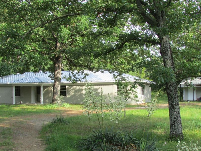Country Brick Home On Small Acreage : Blossom : Lamar County : Texas