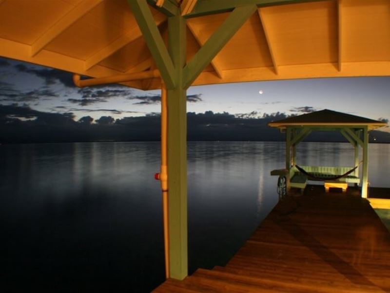 Private Home Resort Built Over Sea : Panama