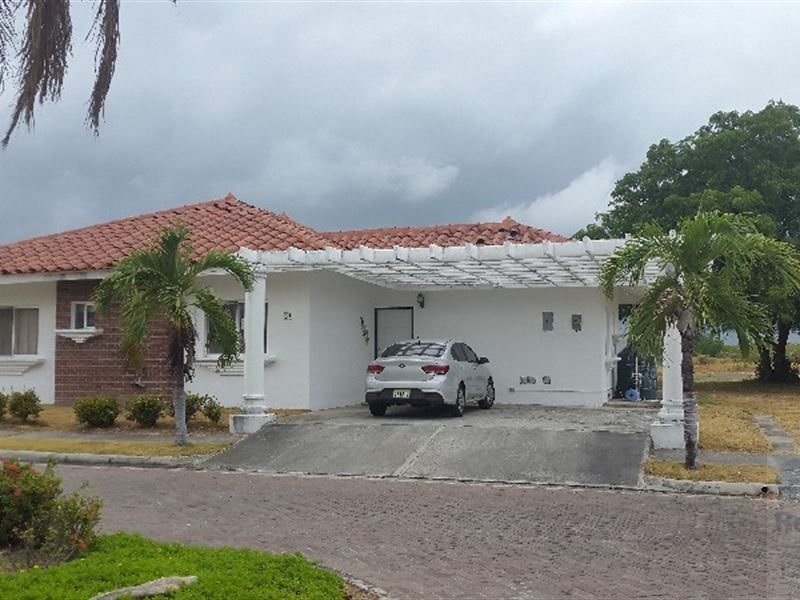 Golf Course View House / Rent : Panama
