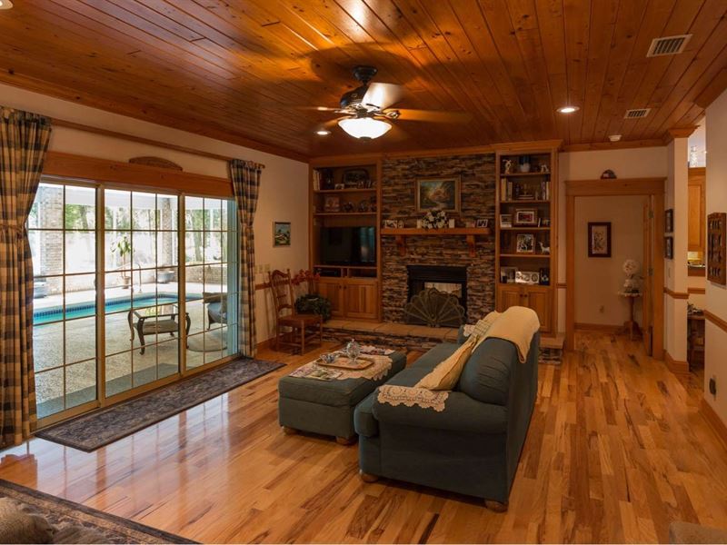 Beautiful Custom Home 19.38 Acres : Live Oak : Suwannee County : Florida