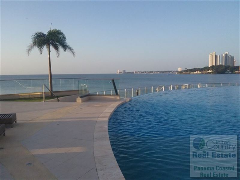 Ocean Waves Gorgona Beachfront : Panama