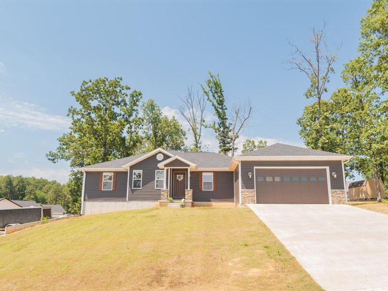 Gorgeous 4 Bed, 3 Bath with Full Ba : Poplar Bluff : Butler County : Missouri
