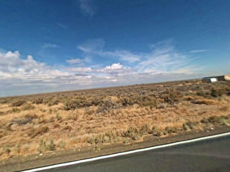 4.77 Acres in Oregon Outback : Christmas Valley : Lake County : Oregon