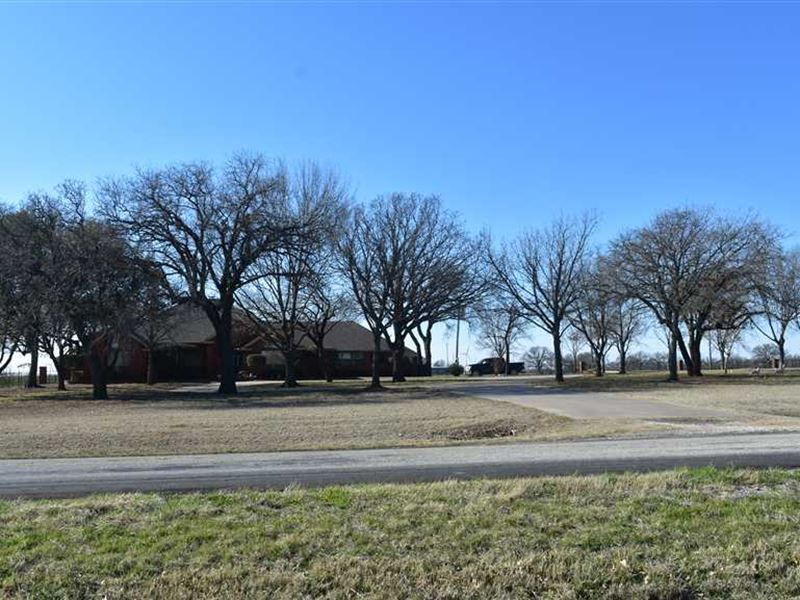Impeccabley Well Maintained 2915 : Windthorst : Clay County : Texas