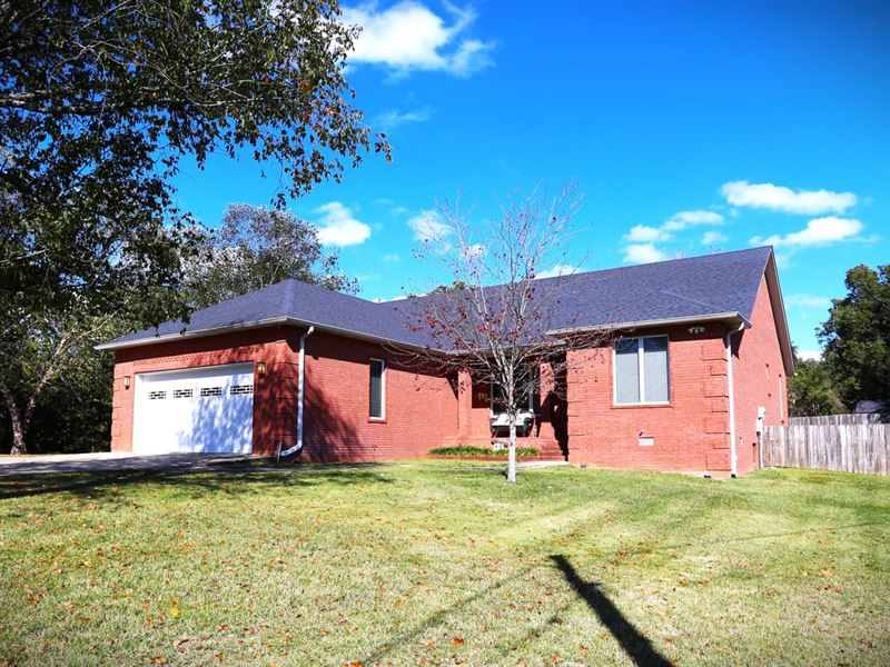 Magnificent All-Brick 3 Bed, 2.5 Ba : Poplar Bluff : Butler County : Missouri