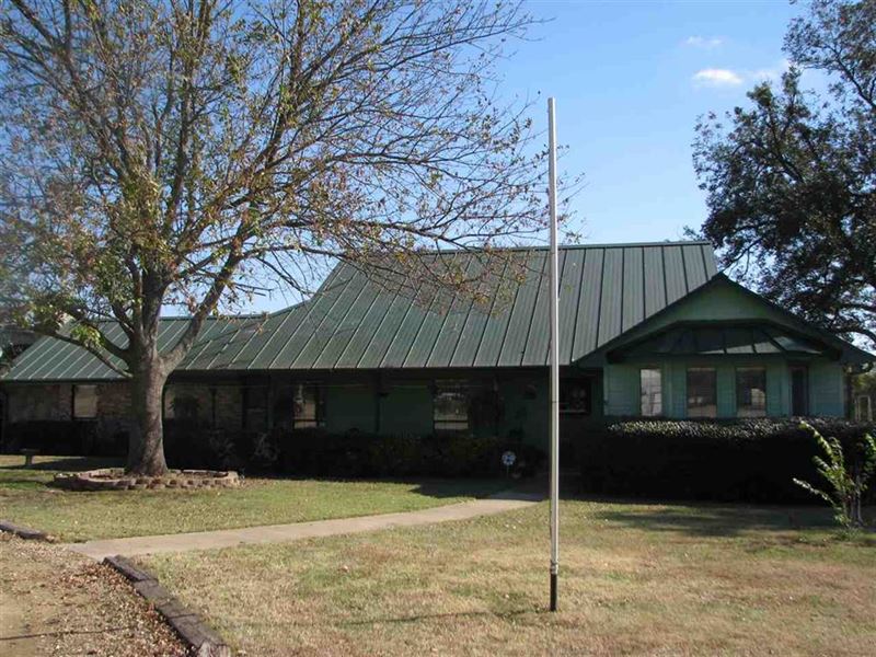 Home with Barn and Stables : Paris : Lamar County : Texas