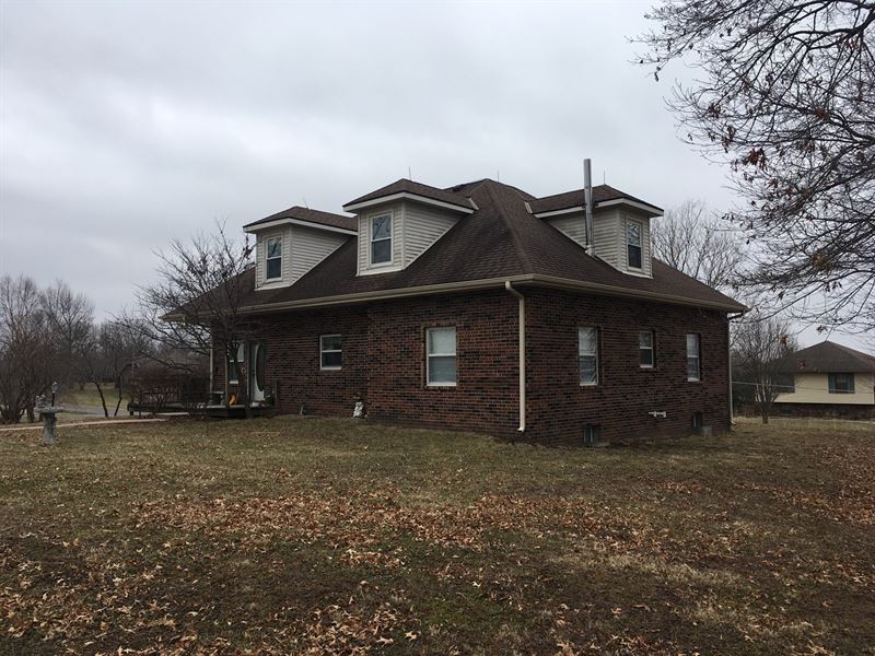 5 Bed, 2 Bath Country Home : Saint Joseph : Andrew County : Missouri