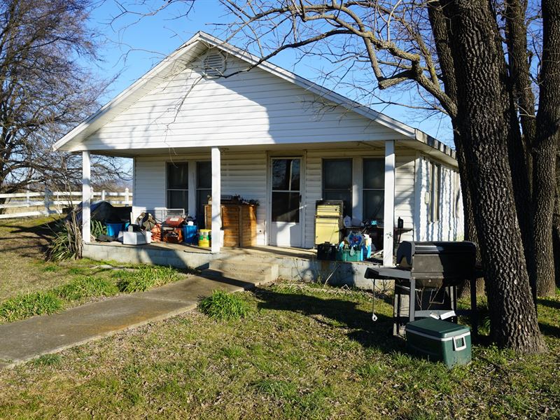 Country Highway Home and 2 Acres : Howe : Le Flore County : Oklahoma