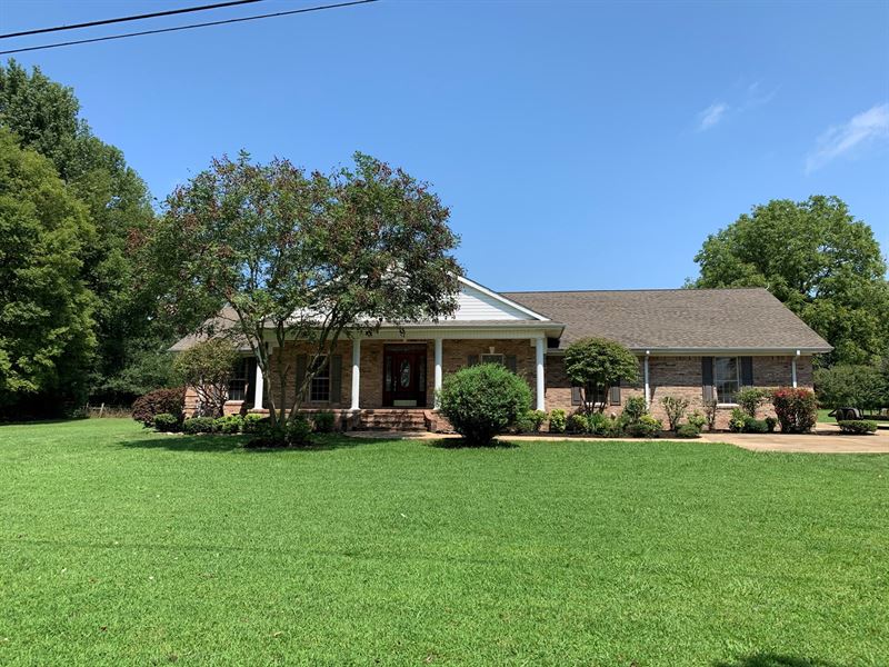 All Brick Country Home TN Close To : Parsons : Decatur County : Tennessee