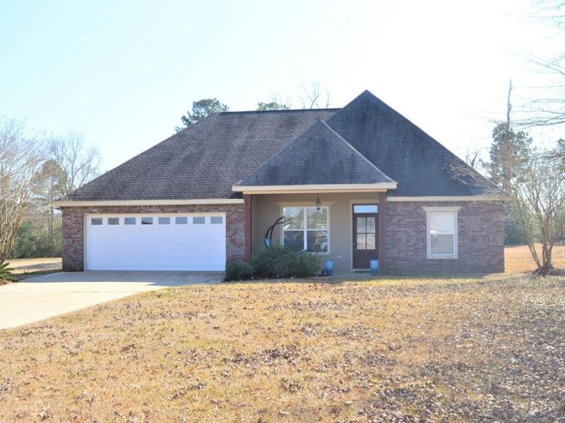 Newer Brick Home in North Pike Scho : McComb : Pike County : Mississippi
