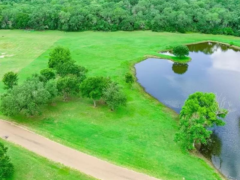 1.5 Acre Lot for Sale with Pond : Burton : Washington County : Texas