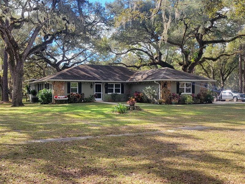 A Charming Country Home on 4.5 ac : Brooksville : Hernando County : Florida