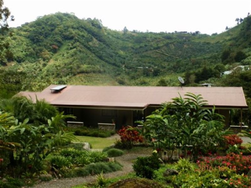 Botanical Garden, Home, River : Cachi De Paraiso : Costa Rica