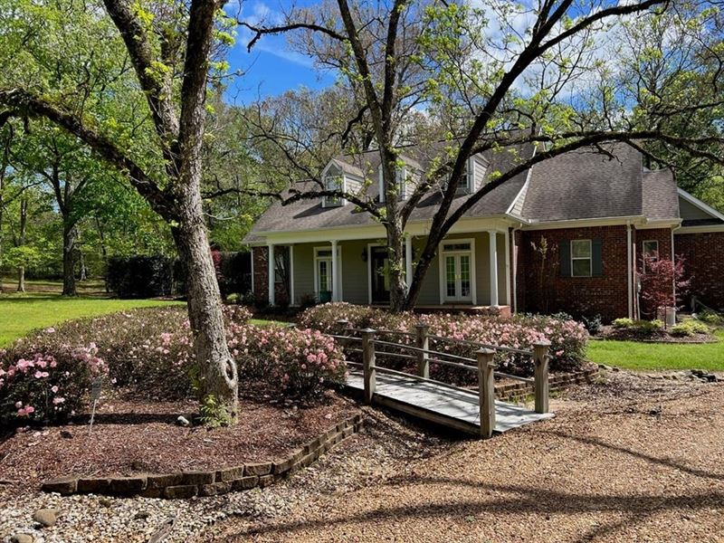 Executive Home & 12.79 Acres Fo : Summit : Pike County : Mississippi
