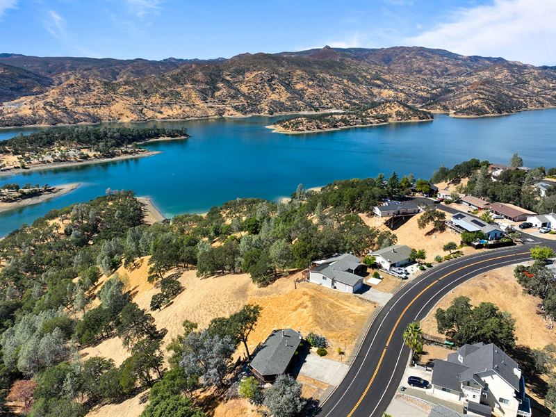 Napa Valley with Lake View : Napa : Napa County : California