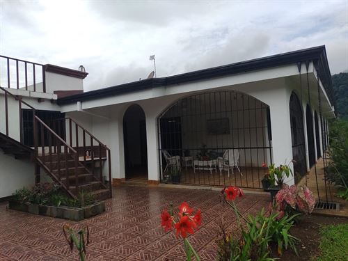 7.95 Acres, Workshop and 3 Houses : Paraiso Cartago : Costa Rica