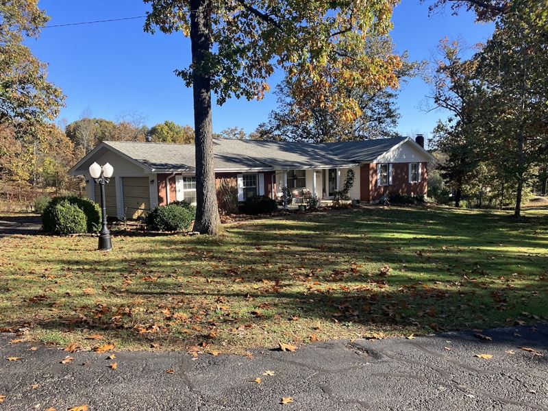 House in Town with Acreage : West Plains : Howell County : Missouri