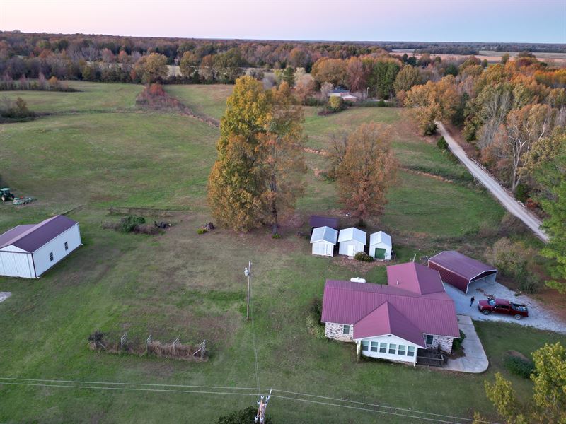 Brick Home with Several Buildings : Strawberry : Lawrence County : Arkansas