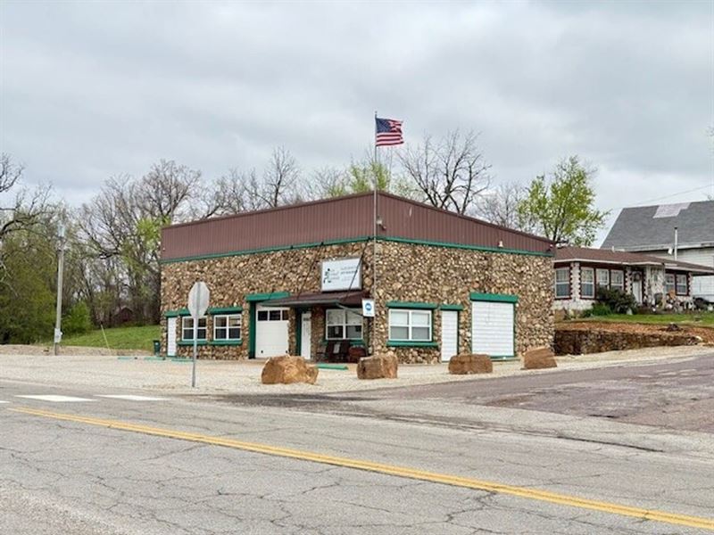 Great Location and Well Know Automo : Mountain View : Howell County : Missouri