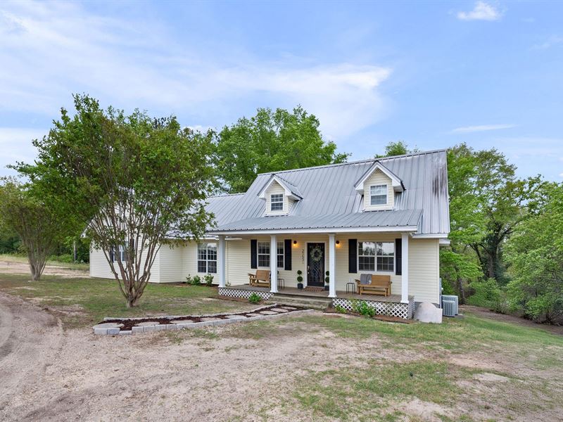 Home, Barn, and 11.92 Acres Near : Prattville : Autauga County : Alabama