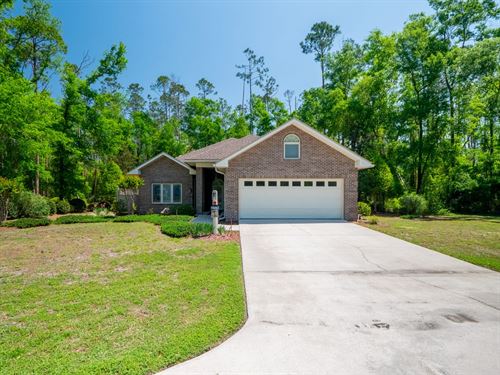 Beautifully Maintained 3-Bedroom, 2 : Live Oak : Suwannee County : Florida