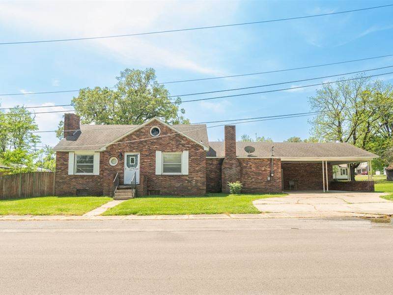 Beautiful All-Brick Home in Dexter : Dexter : Stoddard County : Missouri