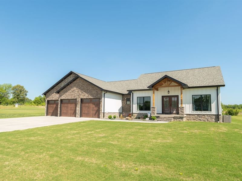 Stunning, Custom-Built Home for Sal : Dexter : Stoddard County : Missouri