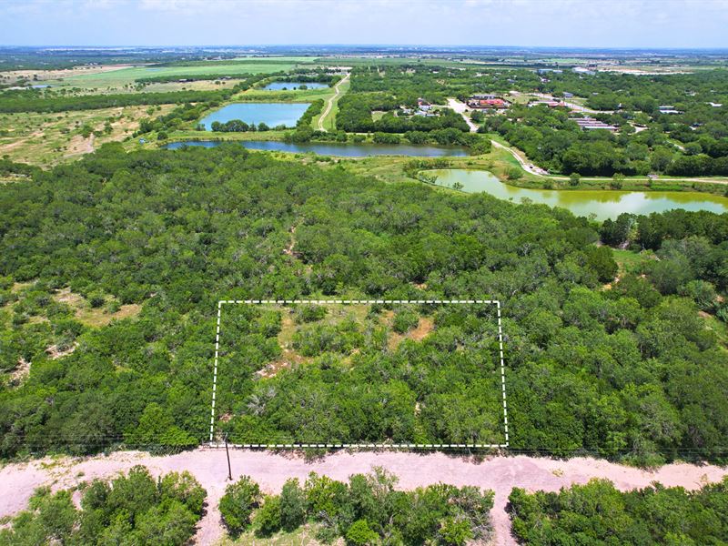 .32 Acre, All Utilities : Karnes City : Karnes County : Texas