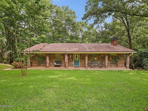 Clinton Home on 4 Acres With Stocke : Clinton : Hinds County : Mississippi