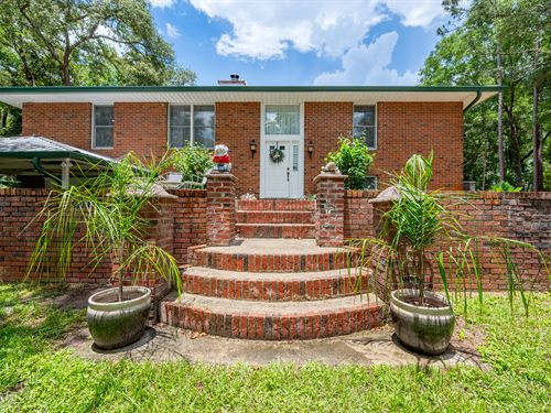 Welcoming 2-Story Home on 4.57 AC : Melrose : Clay County : Florida