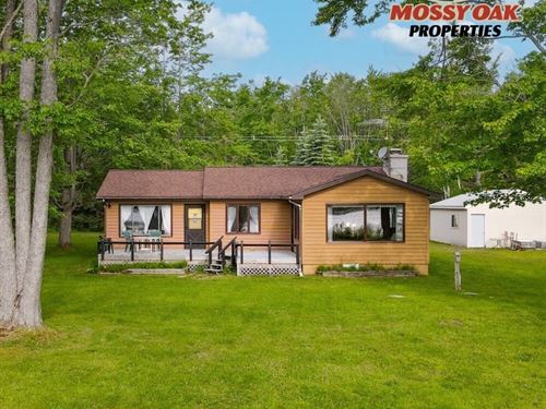 Northern Michigan Waterfront Escape : Levering : Cheboygan County : Michigan