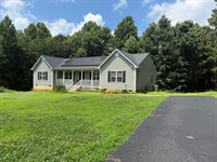 Sitting Pretty : Pamplin : Prince Edward County : Virginia