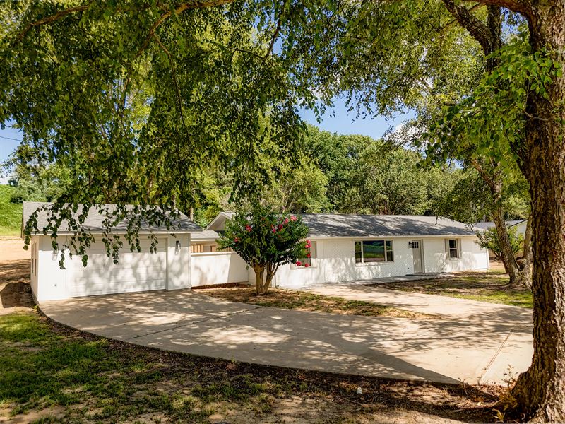 A Home On 2.2 Acres in Tallahatchie : Charleston : Tallahatchie County : Mississippi
