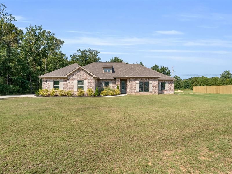 Home On A 1.1 Acre Cul-De-Sac Lot : Steens : Lowndes County : Mississippi