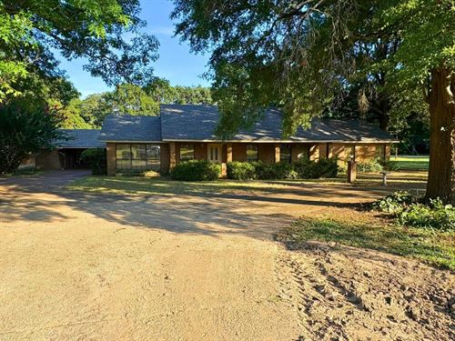 Home in Washington County at 203 Oa : Hollandale : Washington County : Mississippi