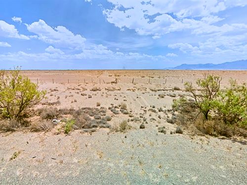 Lot with Investment Potential : Deming : Luna County : New Mexico