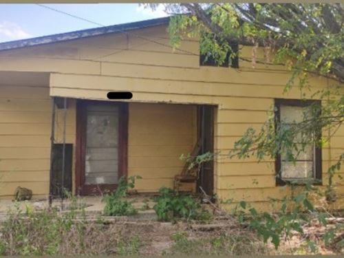 Charming Fixer with Huge Potential : Luling : Caldwell County : Texas