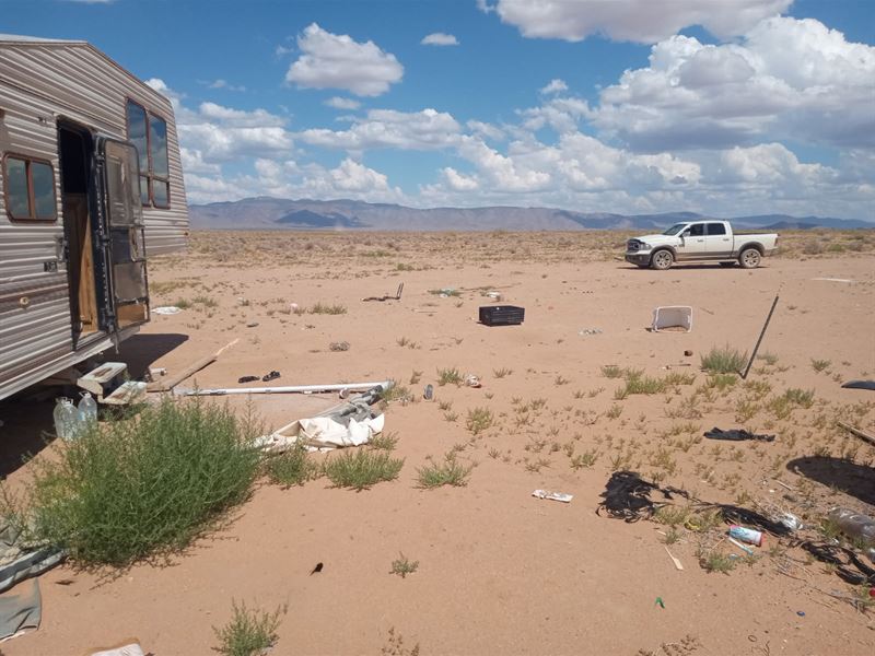 Trashed up 5th Wheel on 2.5 Acres : Kingman : Mohave County : Arizona