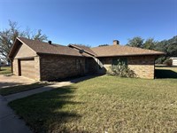 Spacious 4-Bed Brick Home on 1 Acre : Burleson : Tarrant County : Texas