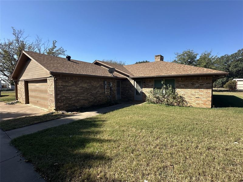 Spacious 4-Bed Brick Home on 1 Acre : Burleson : Tarrant County : Texas