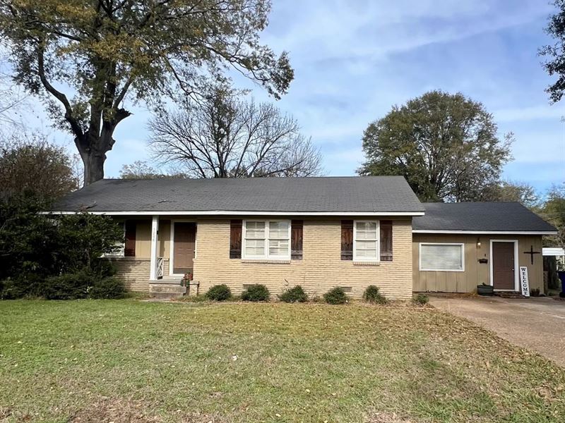 Home in Bolivar County at 1206 Aver : Cleveland : Bolivar County : Mississippi