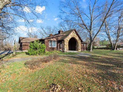 Privacy and Space Outside of Town : Perryville : Perry County : Missouri