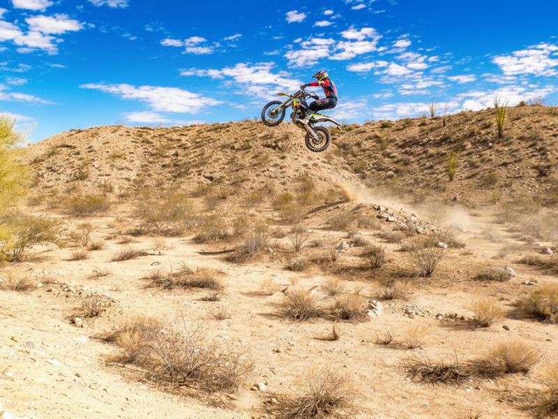 Serious Space for Simple Living : Yucca : Mohave County : Arizona