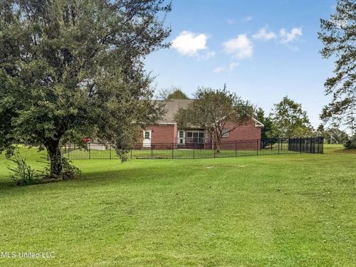 Waterfront Home on 2.59 Acres in No : Summit : Pike County : Mississippi