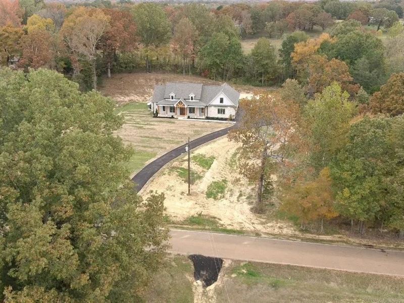 New Construction on 1.92 Acres : Hernando : Desoto County : Mississippi