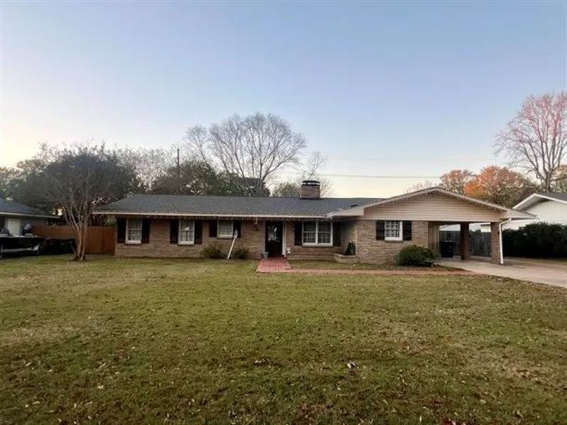Home in Washington County at 304 Sy : Leland : Washington County : Mississippi