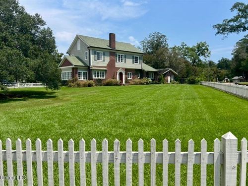 Historic Charm Awaits : Brookhaven : Lincoln County : Mississippi